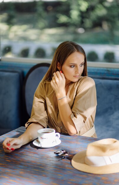 Jovem mulher bonita no café