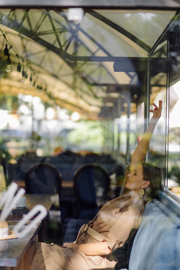 Foto grátis jovem mulher bonita no café