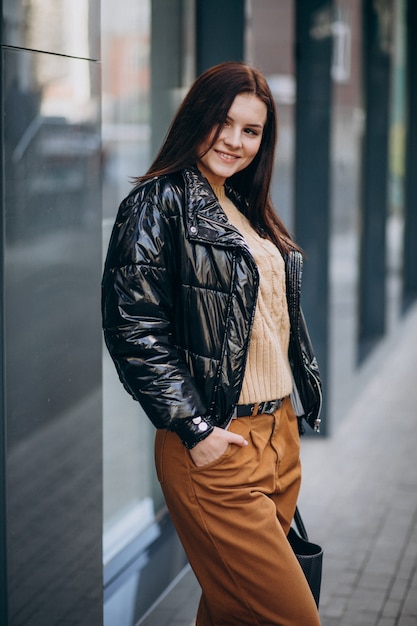 Jovem mulher bonita no casaco quente ao ar livre