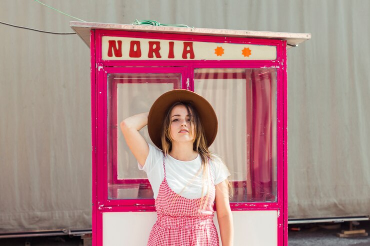 Foto grátis jovem mulher bonita no parque de diversões