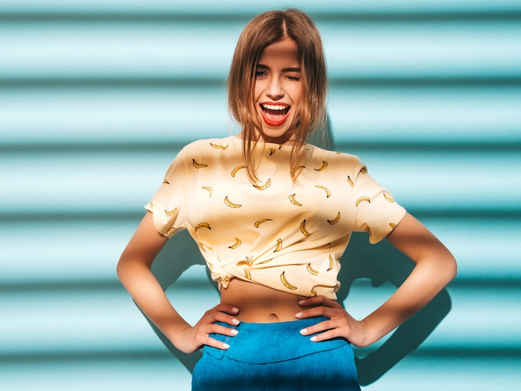 Foto grátis jovem mulher bonita olhando. menina na moda em roupas de verão casual amarelo camiseta.