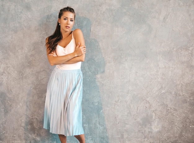 Foto grátis jovem mulher bonita olhando. menina na moda em vestido de verão casual. e dando beijo