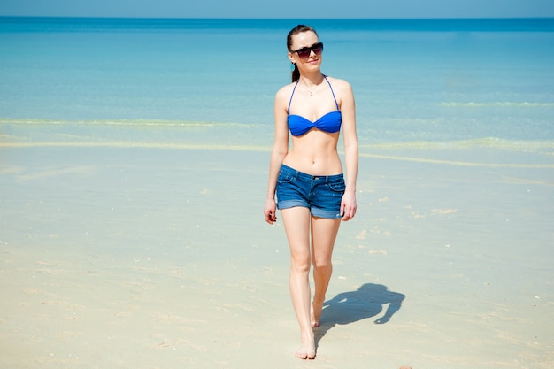 Jovem mulher bonita posando na praia