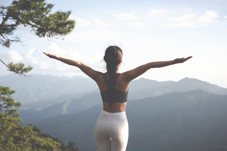 Foto grátis jovem mulher bonita que medita e que exercita sobre ele.