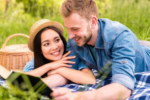 Jovem, mulher bonita, sorrindo, em, leitura, homem, em, campo