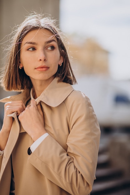 Jovem mulher bonita vestindo um casaco andando pela cidade