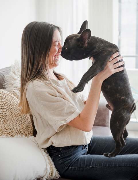 Jovem mulher brincando com seu cachorro