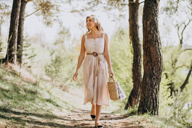 Jovem mulher caminhando sozinha na floresta