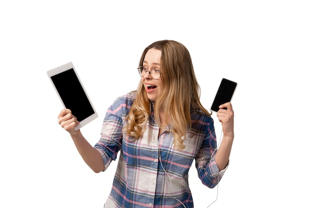 Jovem mulher caucasiana segurando smartphones