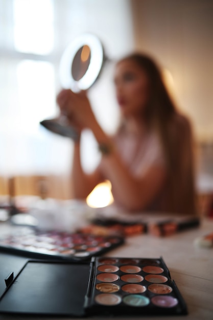 Foto grátis jovem mulher colocando maquiagem.