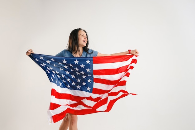 Jovem mulher com a bandeira dos estados unidos da américa