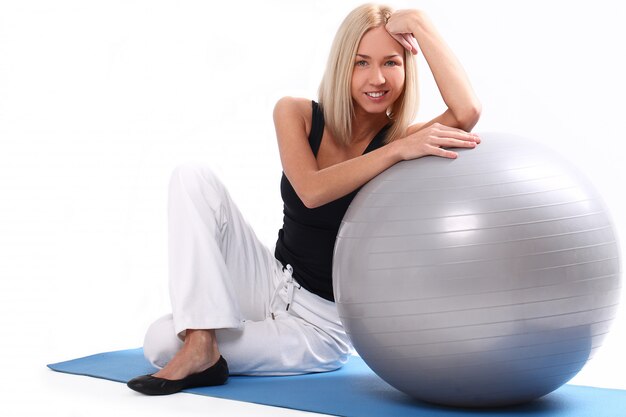 Jovem mulher com bola de fitness