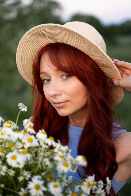 Foto grátis jovem mulher com buquê de flores