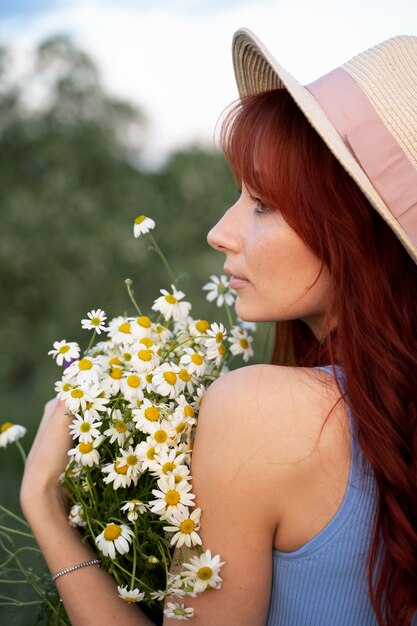 Jovem mulher com buquê de flores