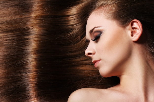 Jovem mulher com cabelo bonito