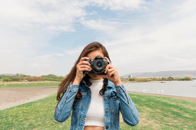 Foto grátis jovem mulher com câmera