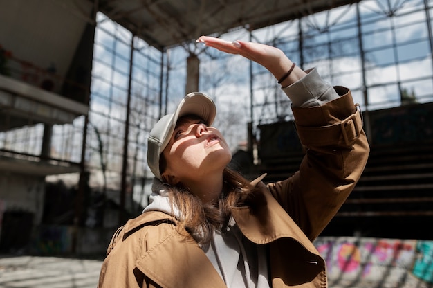 Foto grátis jovem mulher com chapéu de caminhoneiro