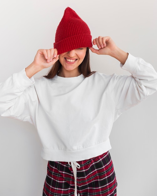 Foto grátis jovem mulher com chapéu sorrindo