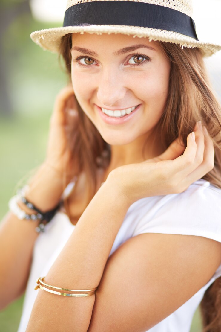 Foto grátis jovem mulher com chapéu