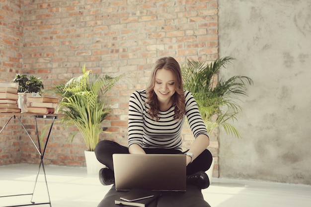 Jovem mulher com computador pc laptop