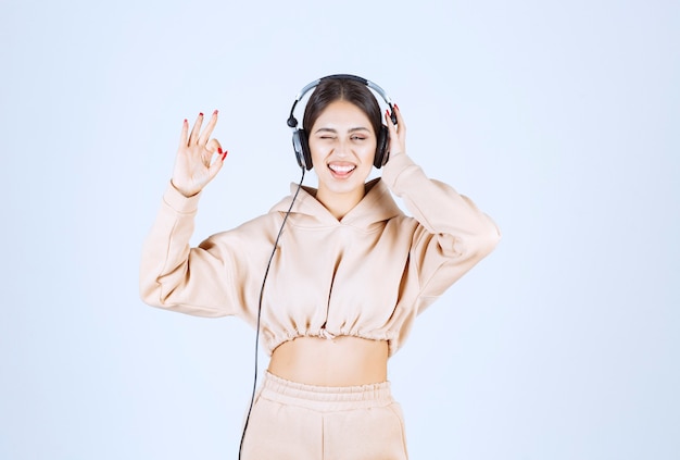 Foto grátis jovem mulher com fones de ouvido curtindo a música
