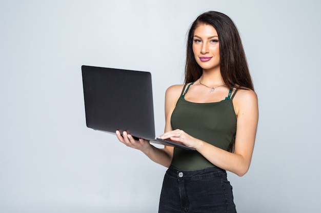 Foto grátis jovem mulher com laptop, isolado