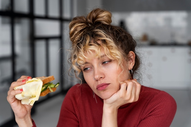 Jovem mulher com penteado de coque bagunçado