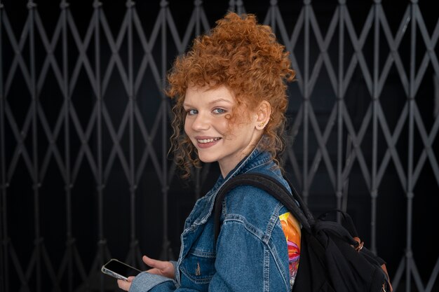 Jovem mulher com penteado de coque bagunçado