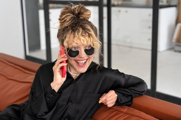 Foto grátis jovem mulher com penteado de coque bagunçado