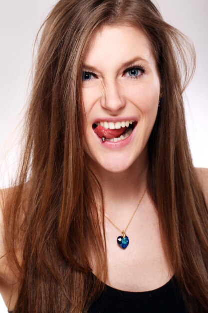 Jovem mulher com piercing na língua