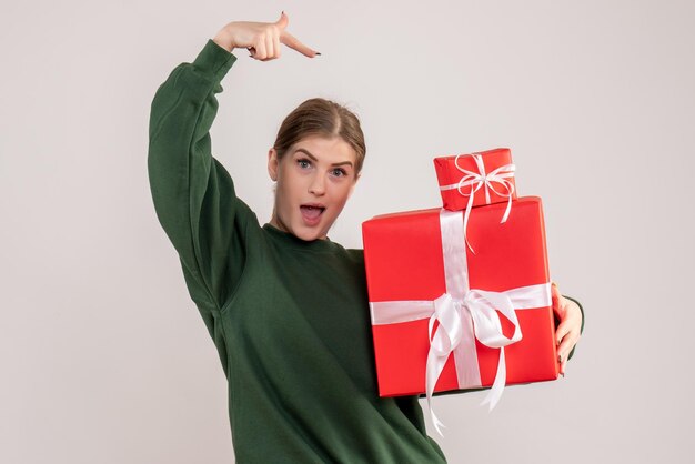 Jovem mulher com presentes de natal