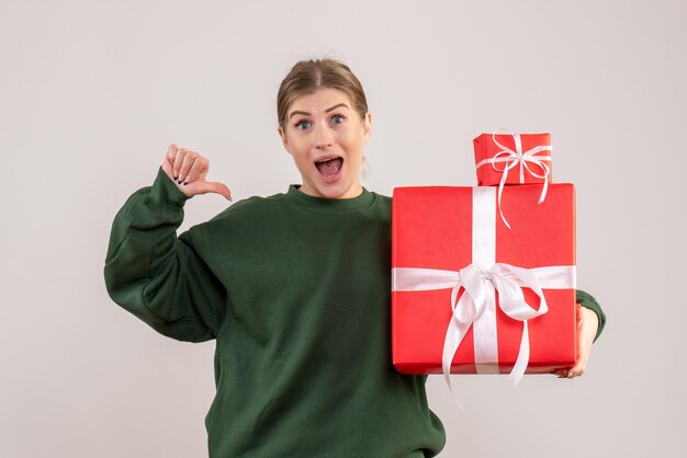 Jovem mulher com presentes de natal