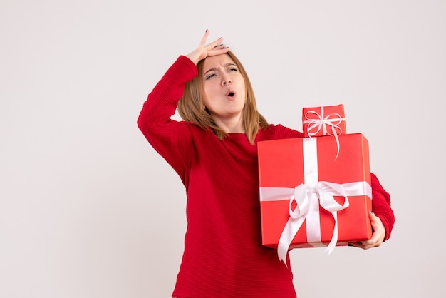 Jovem mulher com presentes de natal