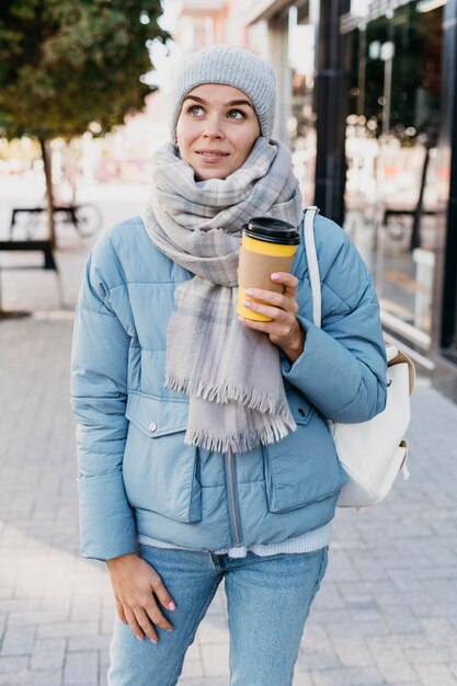 Jovem mulher com roupas de inverno ao ar livre