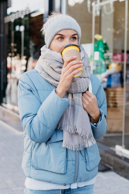 Jovem mulher com roupas de inverno ao ar livre