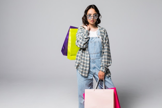 Jovem mulher com sacolas de compras. conceito de vendas