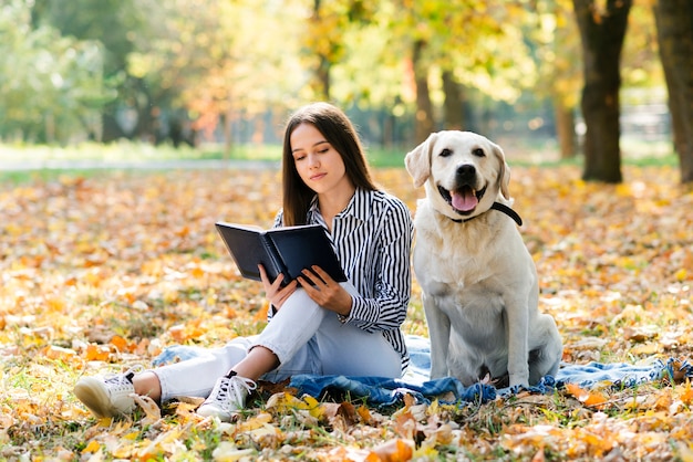 Foto grátis jovem mulher com seu cachorro no parque