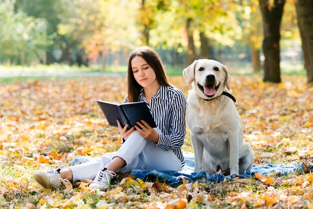 Jovem mulher com seu cachorro no parque