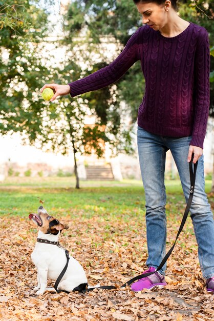 Jovem mulher com seu cachorro no parque