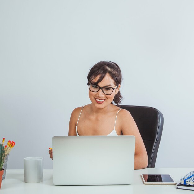 Jovem mulher com seu trabalho