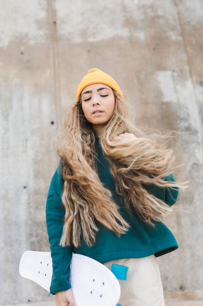 Foto grátis jovem mulher com skate ao ar livre