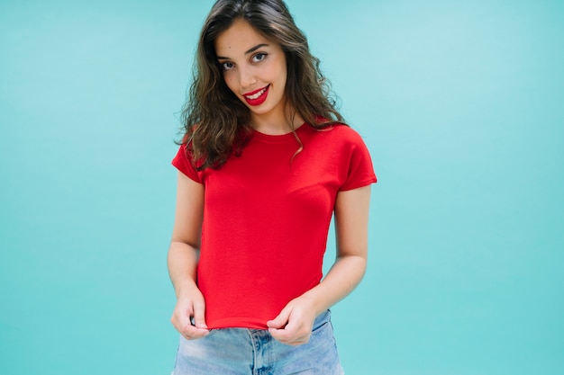 Jovem mulher com t-shirt vermelho
