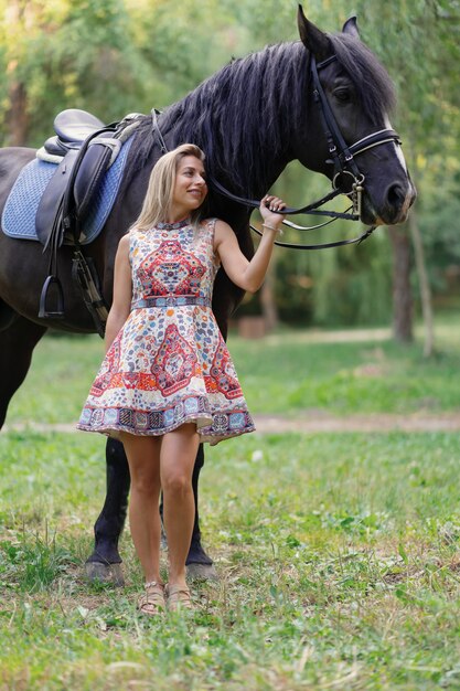 Jovem mulher com um cavalo