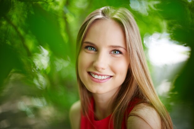 Jovem, mulher, com um grande sorriso