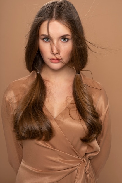 Foto grátis jovem mulher com um penteado moderno
