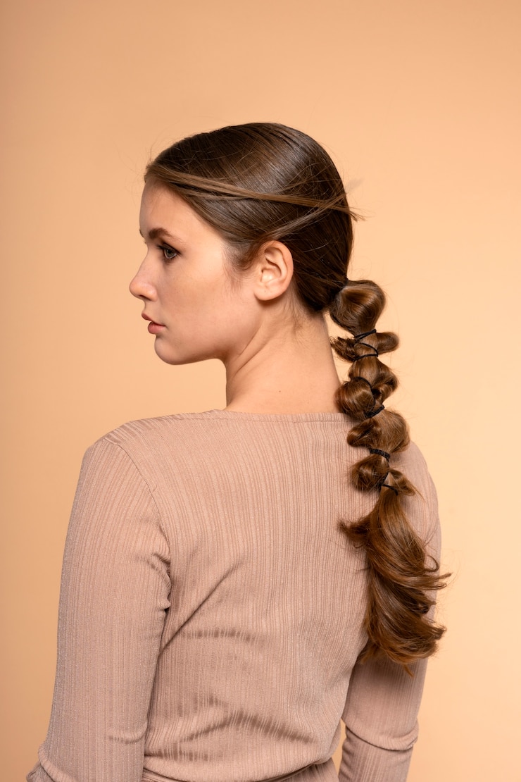 Foto grátis jovem mulher com um penteado moderno