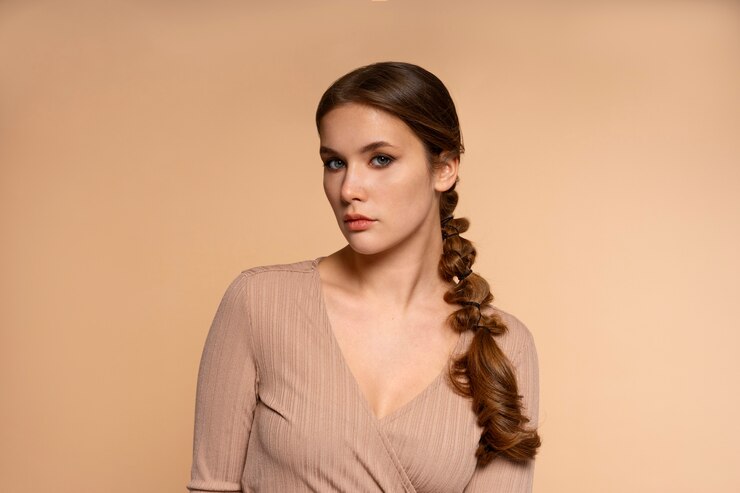 Foto grátis jovem mulher com um penteado moderno