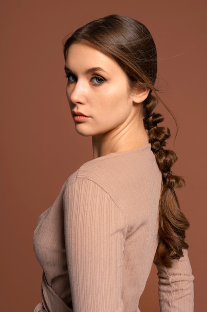 Jovem mulher com um penteado moderno