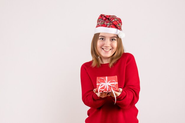 Jovem mulher com um pequeno presente de natal