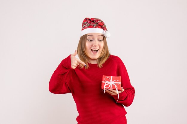 Jovem mulher com um pequeno presente de natal